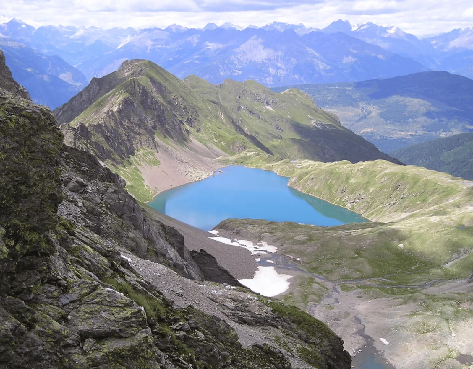 Lago alpino del Parco dell Adamello visto dall alto