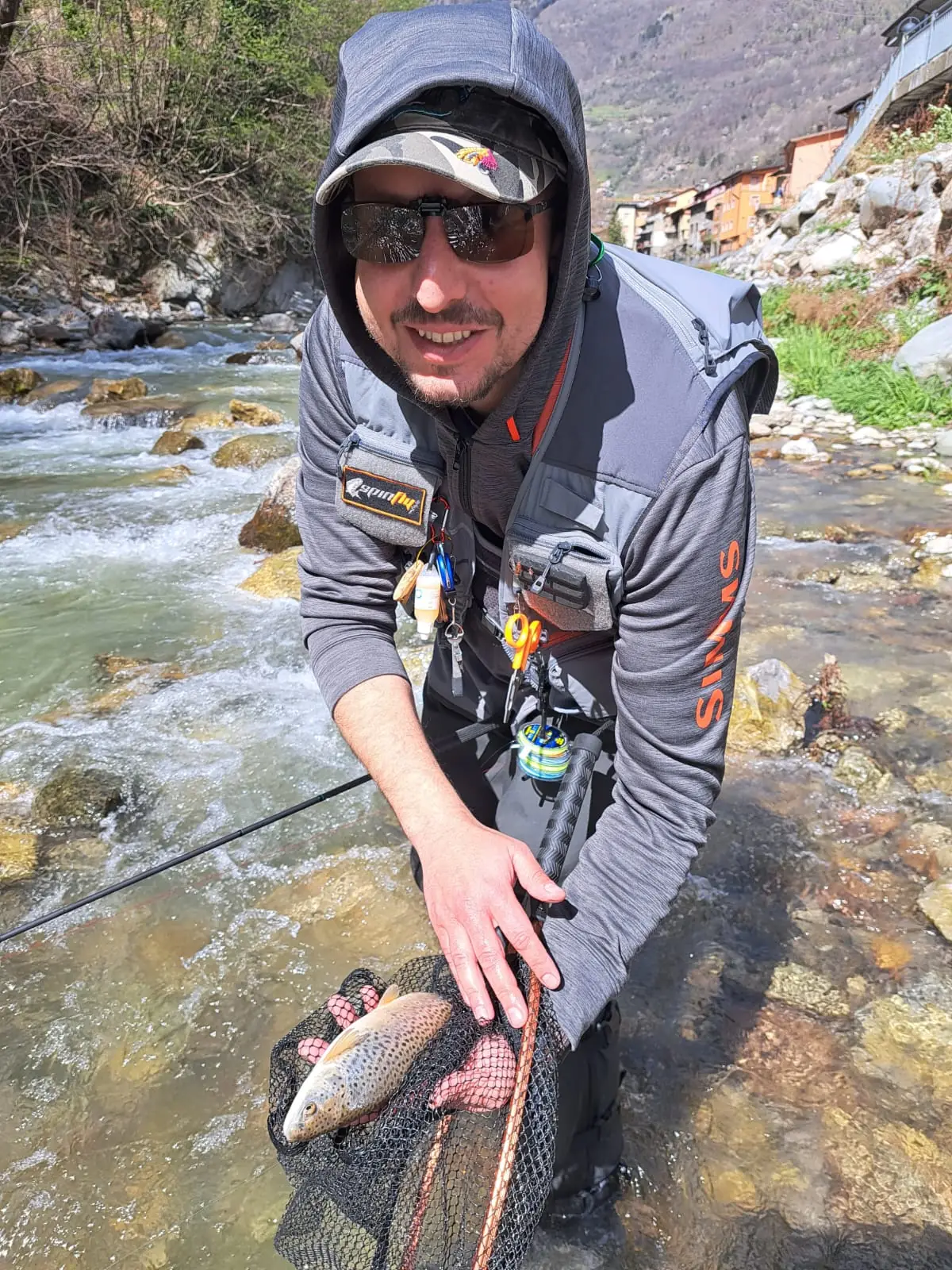 Pescatore in un torrente incassato della Valle Camonica