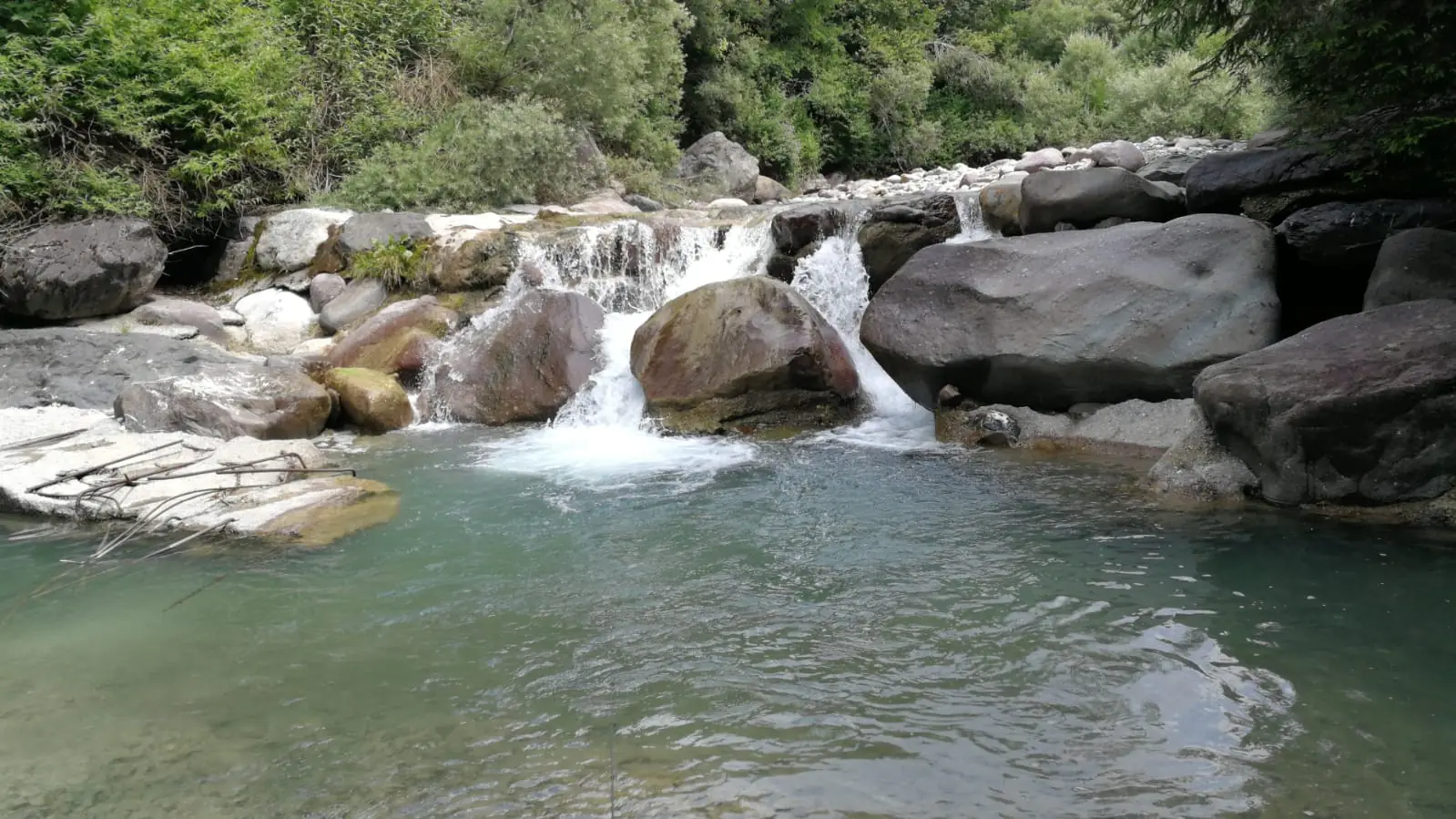 Cascate e pozze su un torrente affluente del fiume Oglio
